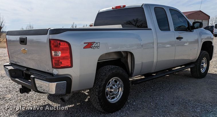image for item LF9592 2010 Chevrolet Silverado 2500HD  Ext. Cab pickup truck