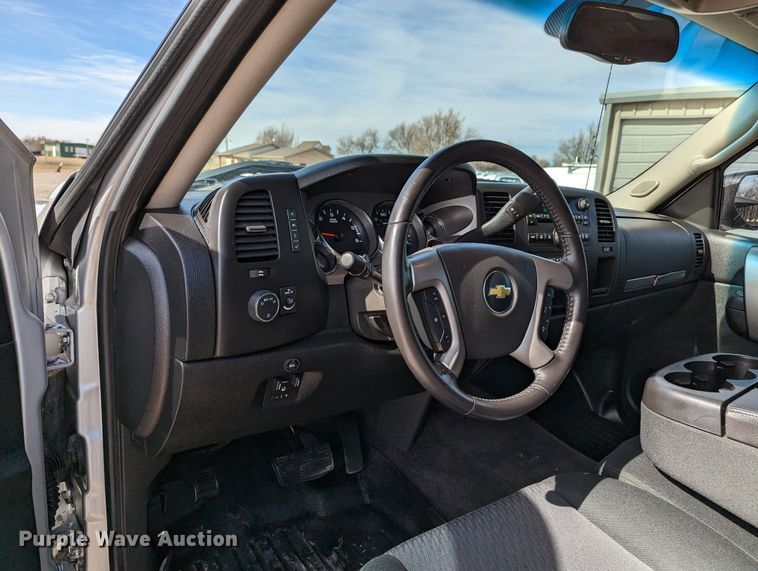 image for item LF9592 2010 Chevrolet Silverado 2500HD  Ext. Cab pickup truck