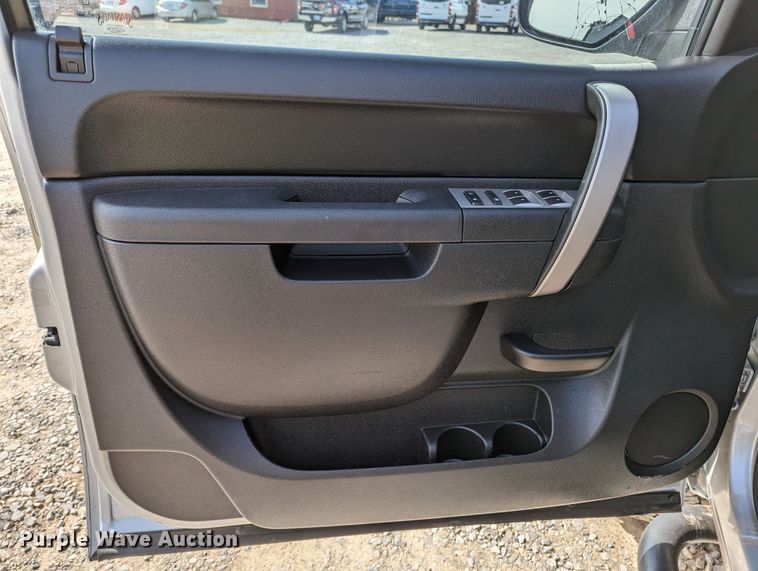 image for item LF9592 2010 Chevrolet Silverado 2500HD  Ext. Cab pickup truck