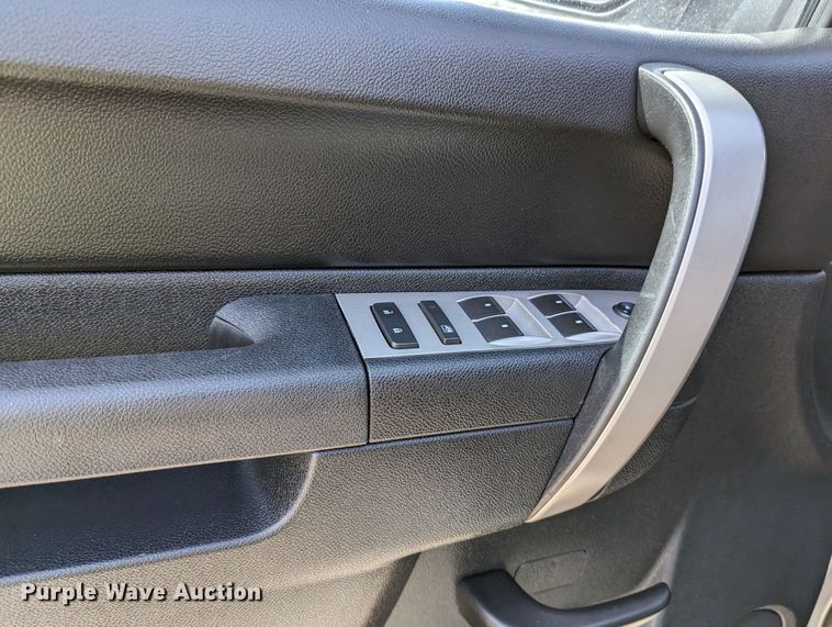 image for item LF9592 2010 Chevrolet Silverado 2500HD  Ext. Cab pickup truck