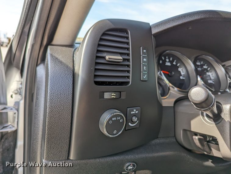 image for item LF9592 2010 Chevrolet Silverado 2500HD  Ext. Cab pickup truck