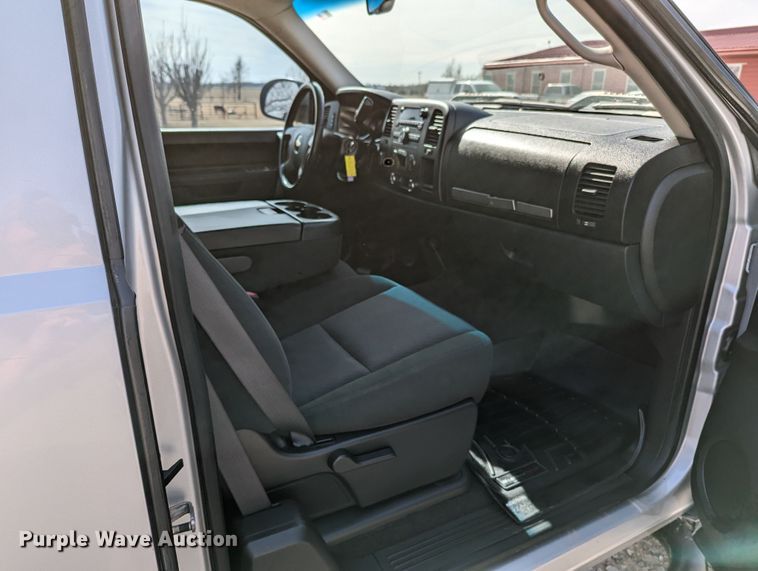 image for item LF9592 2010 Chevrolet Silverado 2500HD  Ext. Cab pickup truck