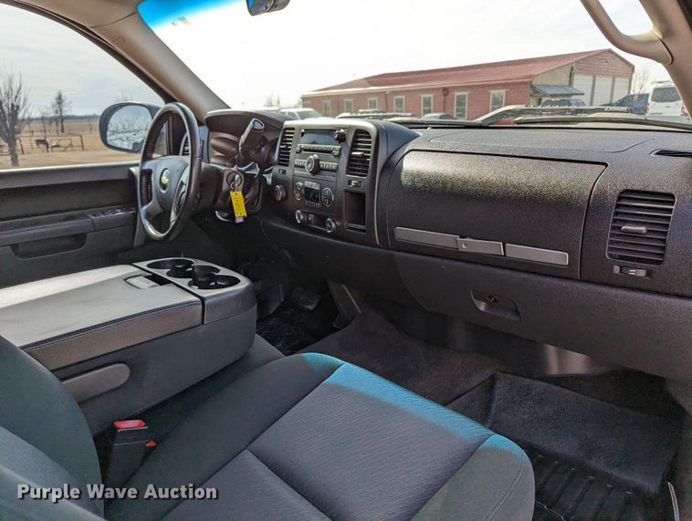 image for item LF9592 2010 Chevrolet Silverado 2500HD  Ext. Cab pickup truck