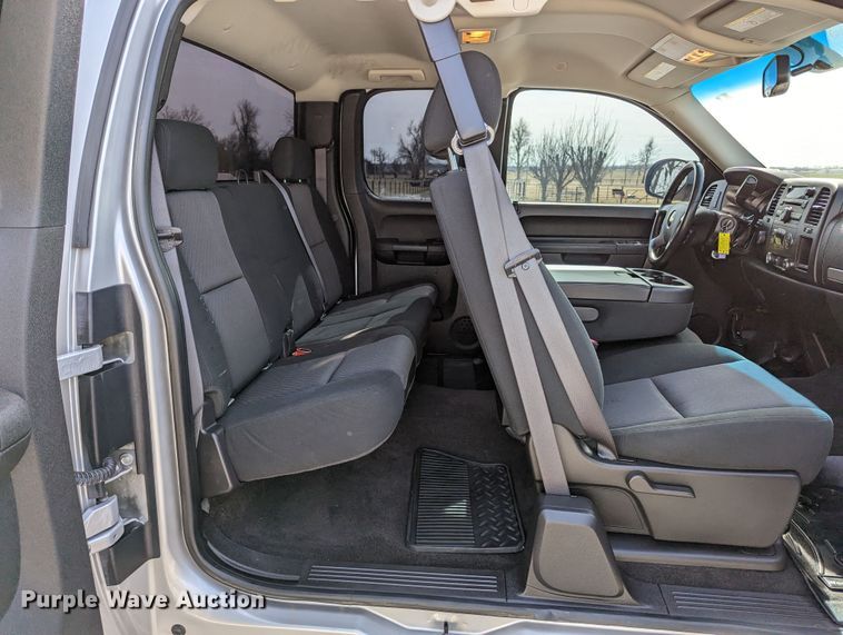 image for item LF9592 2010 Chevrolet Silverado 2500HD  Ext. Cab pickup truck