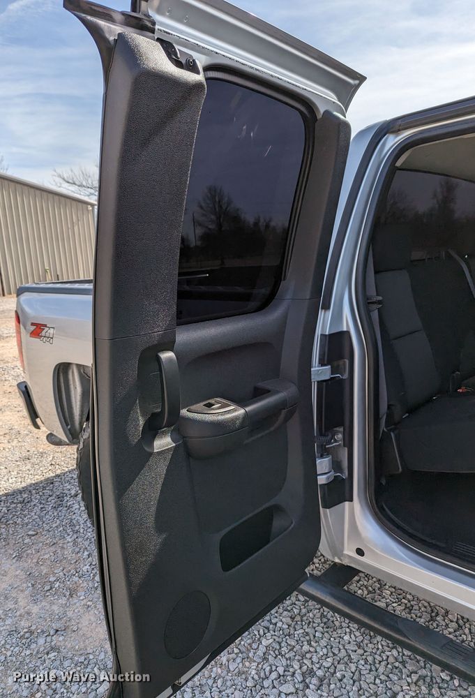 image for item LF9592 2010 Chevrolet Silverado 2500HD  Ext. Cab pickup truck