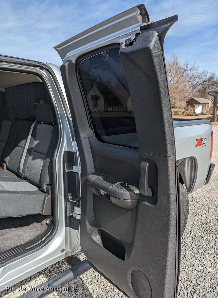 image for item LF9592 2010 Chevrolet Silverado 2500HD  Ext. Cab pickup truck