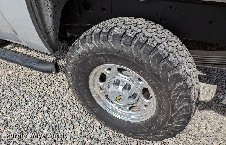 image for item LF9592 2010 Chevrolet Silverado 2500HD  Ext. Cab pickup truck