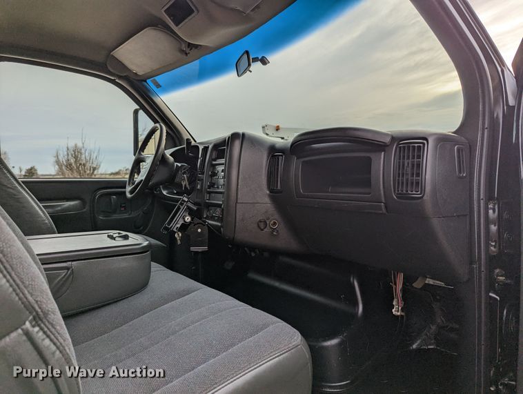 image for item LF9597 2005 Chevrolet C4500  flatbed truck