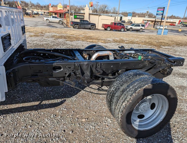 image for item LF9600 2019 Ford F550 Super Duty XL  Crew Cab truck cab and chassis