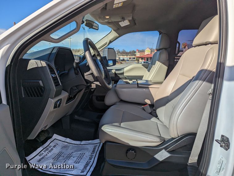 image for item LF9600 2019 Ford F550 Super Duty XL  Crew Cab truck cab and chassis