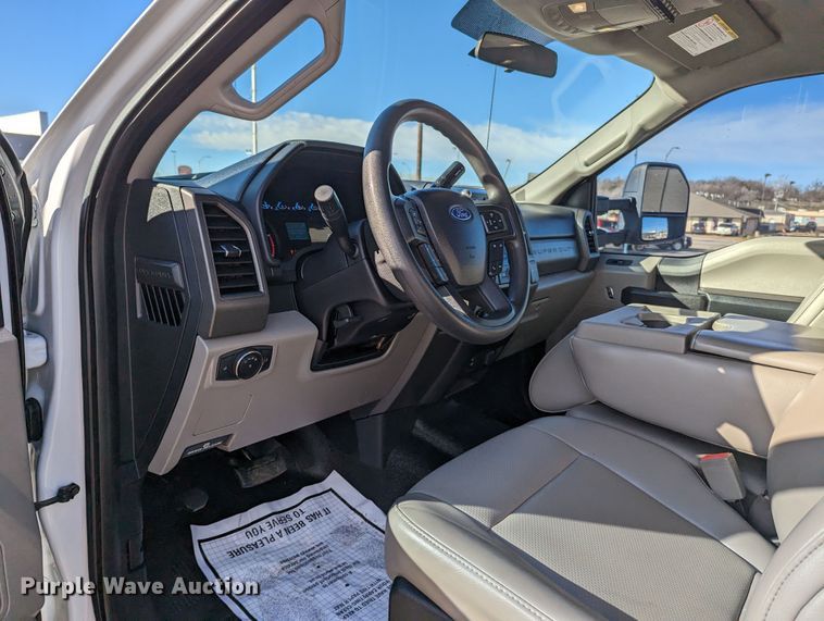 image for item LF9600 2019 Ford F550 Super Duty XL  Crew Cab truck cab and chassis