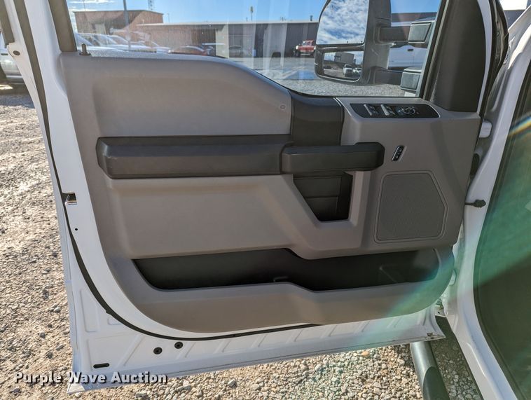 image for item LF9600 2019 Ford F550 Super Duty XL  Crew Cab truck cab and chassis