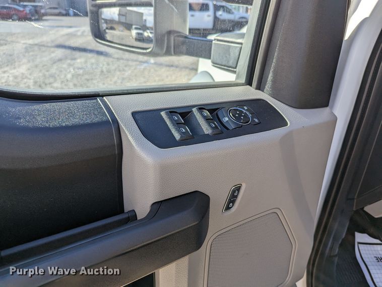 image for item LF9600 2019 Ford F550 Super Duty XL  Crew Cab truck cab and chassis