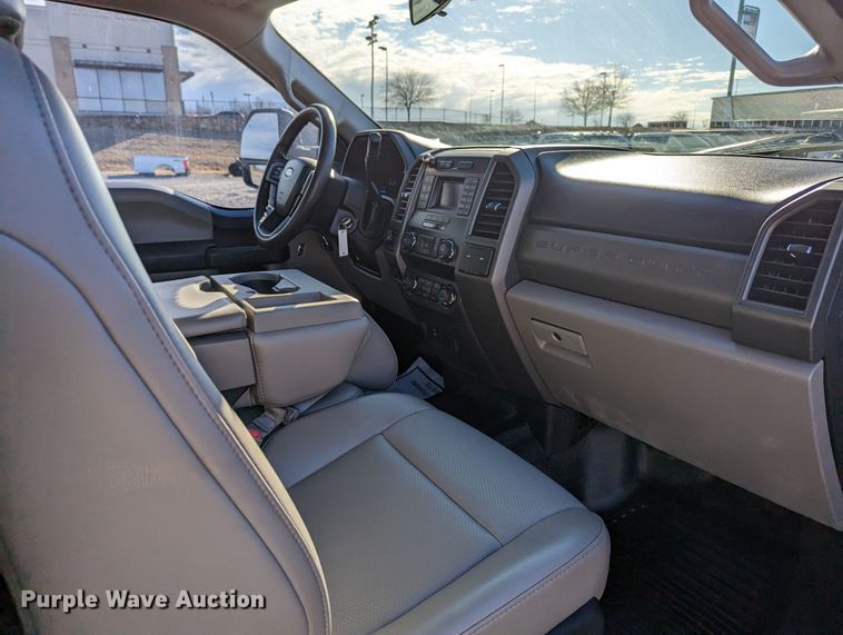 image for item LF9600 2019 Ford F550 Super Duty XL  Crew Cab truck cab and chassis