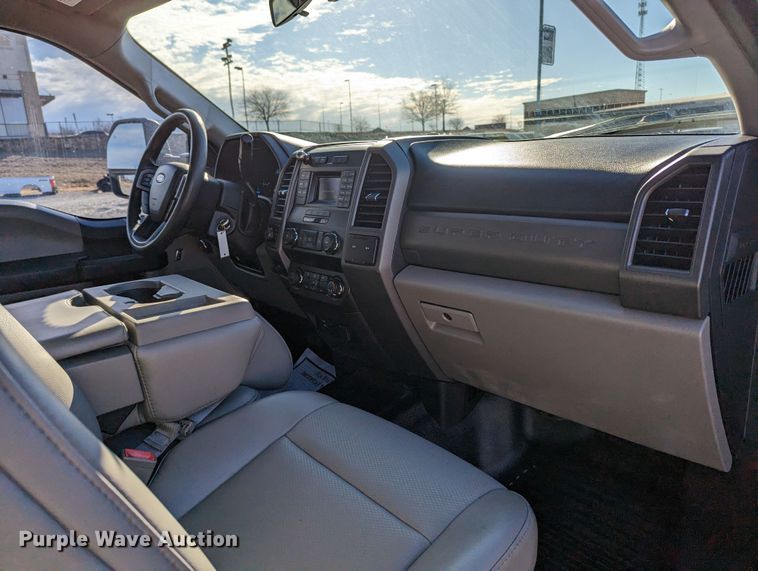 image for item LF9600 2019 Ford F550 Super Duty XL  Crew Cab truck cab and chassis