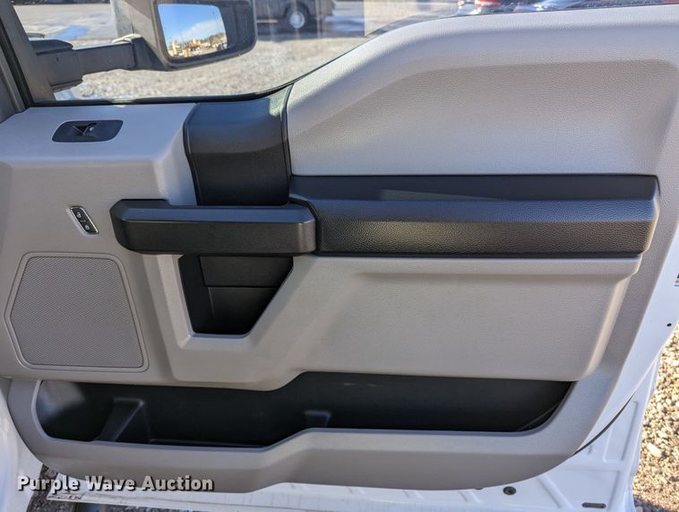 image for item LF9600 2019 Ford F550 Super Duty XL  Crew Cab truck cab and chassis