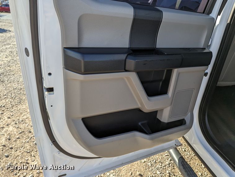 image for item LF9600 2019 Ford F550 Super Duty XL  Crew Cab truck cab and chassis