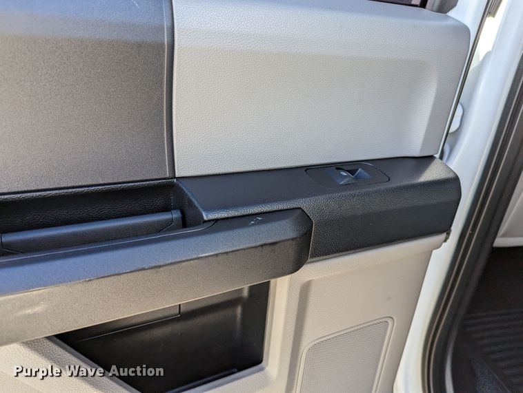 image for item LF9600 2019 Ford F550 Super Duty XL  Crew Cab truck cab and chassis