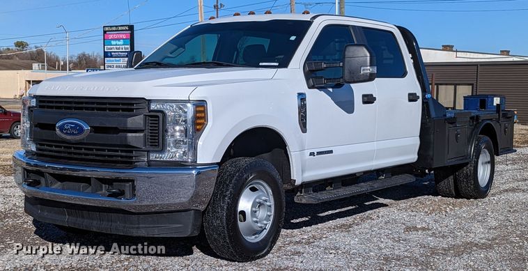 image for item LF9601 2018 Ford F350 Super Duty XL  Crew Cab flatbed pickup truck