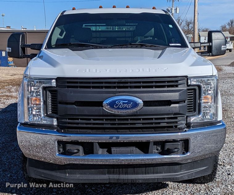 image for item LF9601 2018 Ford F350 Super Duty XL  Crew Cab flatbed pickup truck