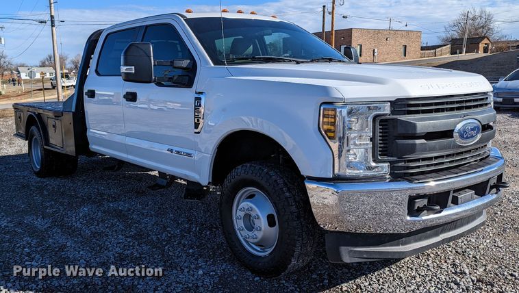 image for item LF9601 2018 Ford F350 Super Duty XL  Crew Cab flatbed pickup truck
