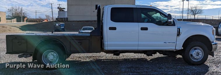 image for item LF9601 2018 Ford F350 Super Duty XL  Crew Cab flatbed pickup truck
