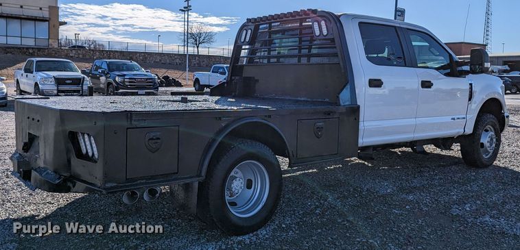 image for item LF9601 2018 Ford F350 Super Duty XL  Crew Cab flatbed pickup truck