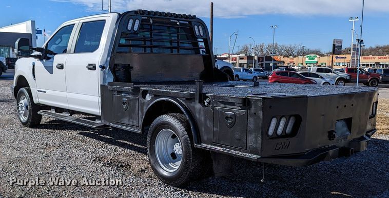 image for item LF9601 2018 Ford F350 Super Duty XL  Crew Cab flatbed pickup truck