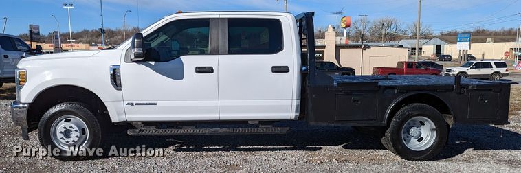 image for item LF9601 2018 Ford F350 Super Duty XL  Crew Cab flatbed pickup truck