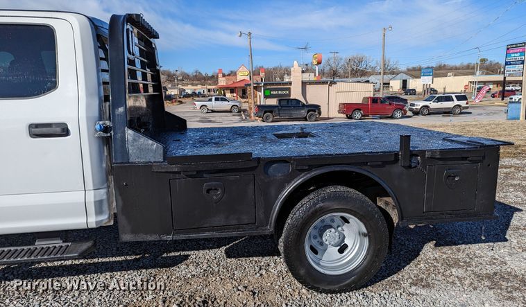 image for item LF9601 2018 Ford F350 Super Duty XL  Crew Cab flatbed pickup truck