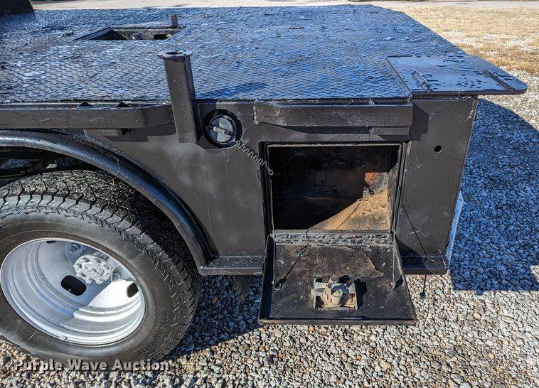 image for item LF9601 2018 Ford F350 Super Duty XL  Crew Cab flatbed pickup truck