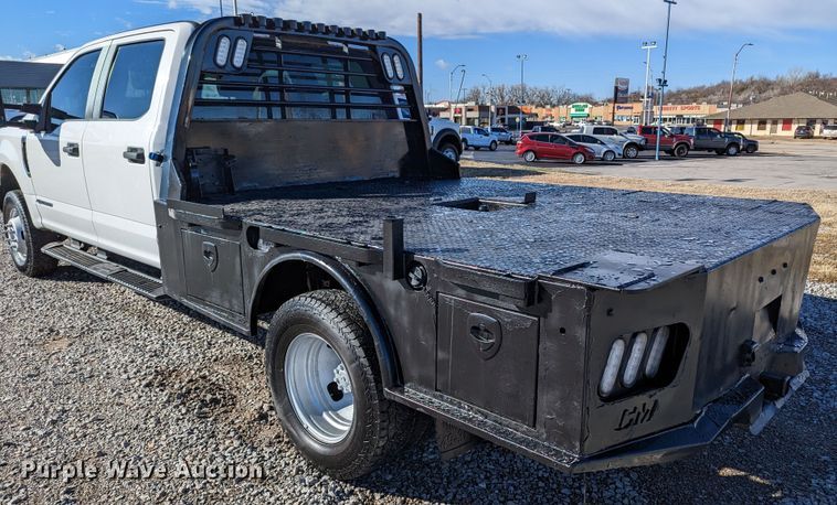 image for item LF9601 2018 Ford F350 Super Duty XL  Crew Cab flatbed pickup truck