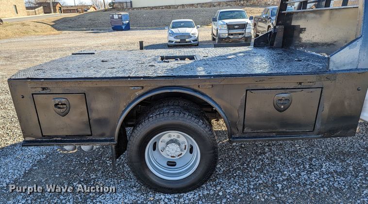 image for item LF9601 2018 Ford F350 Super Duty XL  Crew Cab flatbed pickup truck