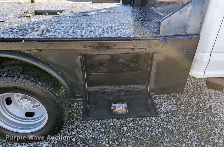 image for item LF9601 2018 Ford F350 Super Duty XL  Crew Cab flatbed pickup truck