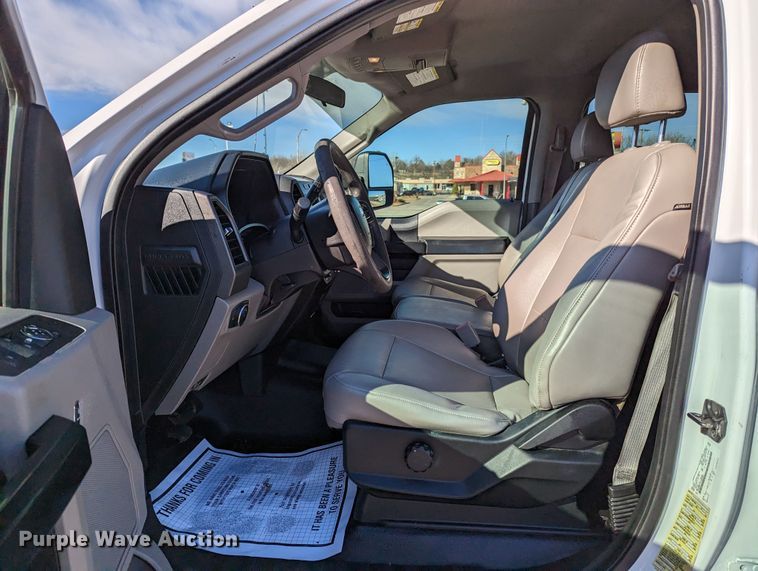 image for item LF9601 2018 Ford F350 Super Duty XL  Crew Cab flatbed pickup truck