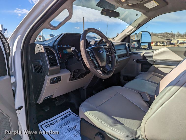 image for item LF9601 2018 Ford F350 Super Duty XL  Crew Cab flatbed pickup truck