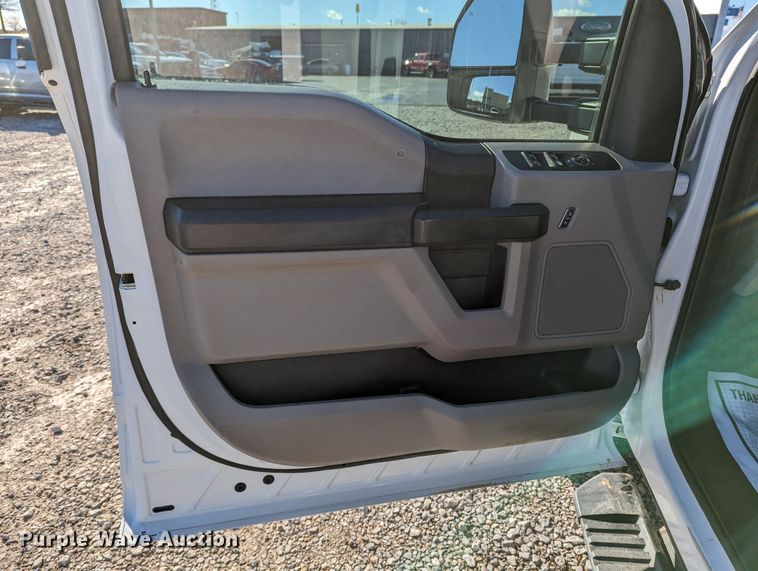 image for item LF9601 2018 Ford F350 Super Duty XL  Crew Cab flatbed pickup truck