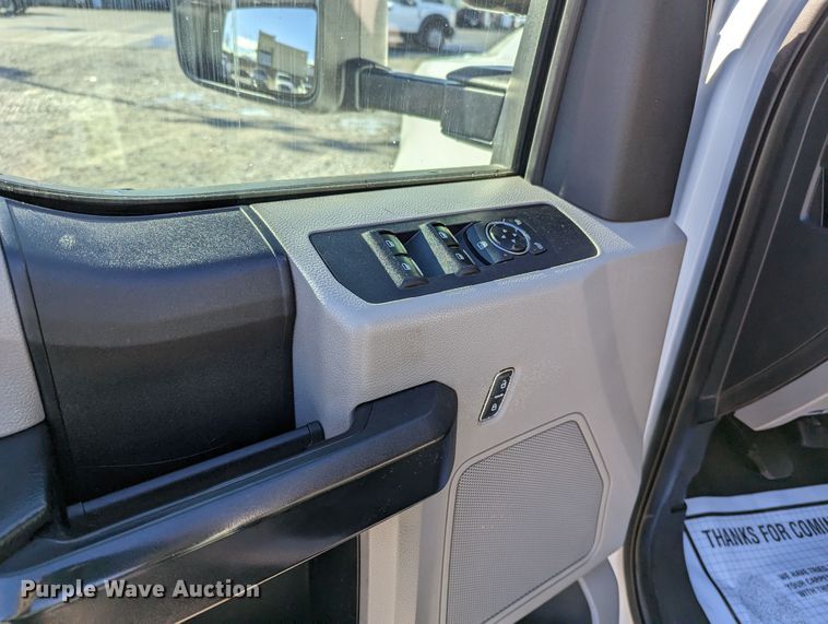 image for item LF9601 2018 Ford F350 Super Duty XL  Crew Cab flatbed pickup truck