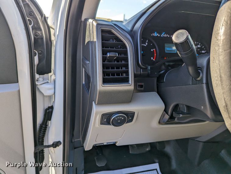 image for item LF9601 2018 Ford F350 Super Duty XL  Crew Cab flatbed pickup truck