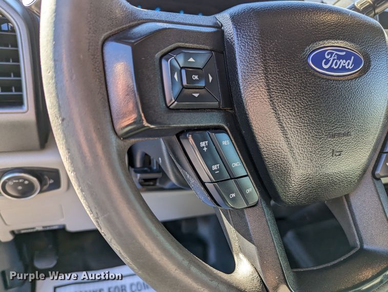 image for item LF9601 2018 Ford F350 Super Duty XL  Crew Cab flatbed pickup truck