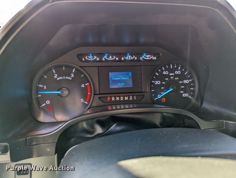 image for item LF9601 2018 Ford F350 Super Duty XL  Crew Cab flatbed pickup truck