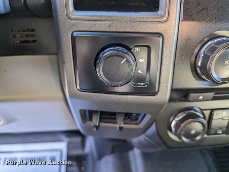 image for item LF9601 2018 Ford F350 Super Duty XL  Crew Cab flatbed pickup truck