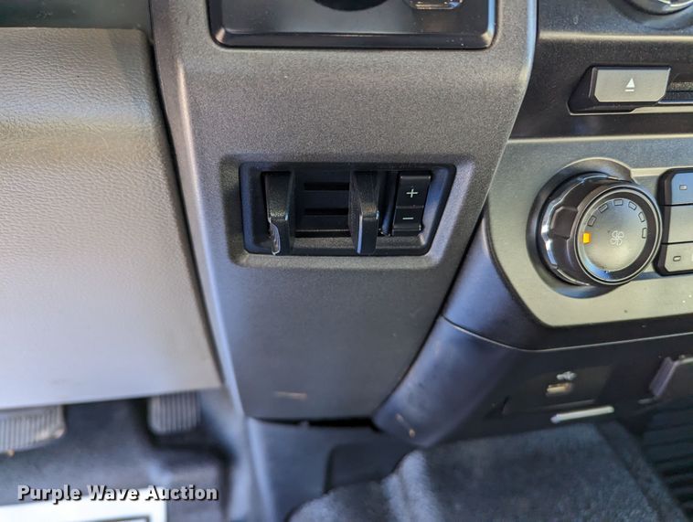 image for item LF9601 2018 Ford F350 Super Duty XL  Crew Cab flatbed pickup truck