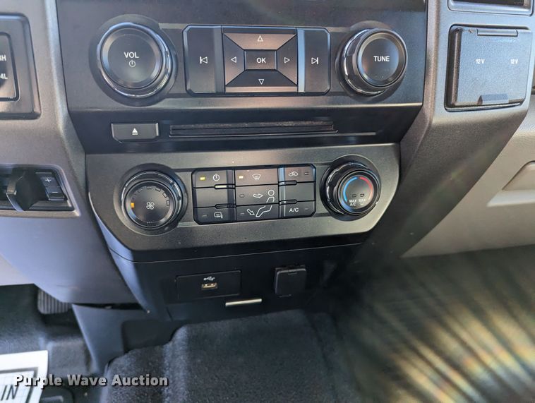 image for item LF9601 2018 Ford F350 Super Duty XL  Crew Cab flatbed pickup truck