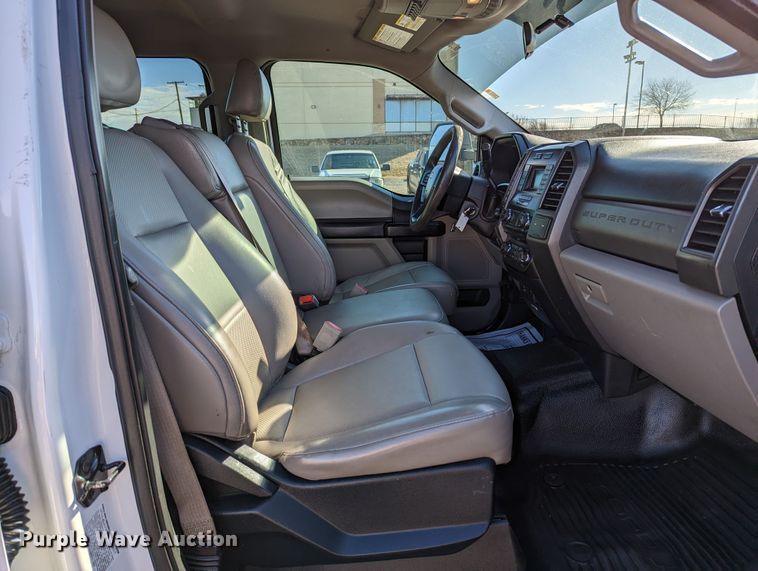 image for item LF9601 2018 Ford F350 Super Duty XL  Crew Cab flatbed pickup truck