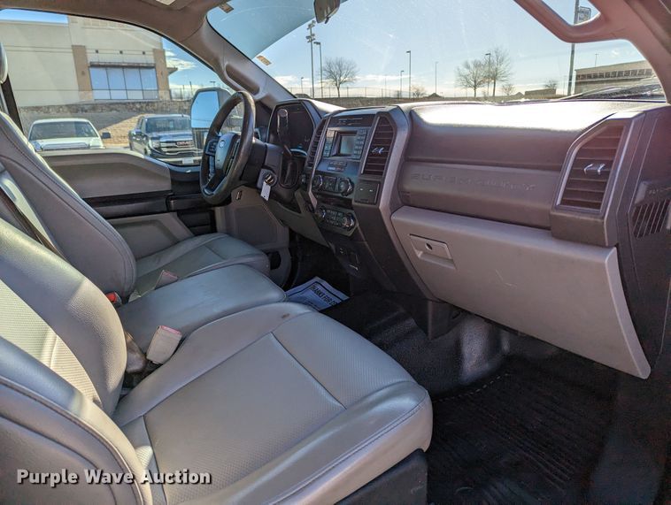 image for item LF9601 2018 Ford F350 Super Duty XL  Crew Cab flatbed pickup truck