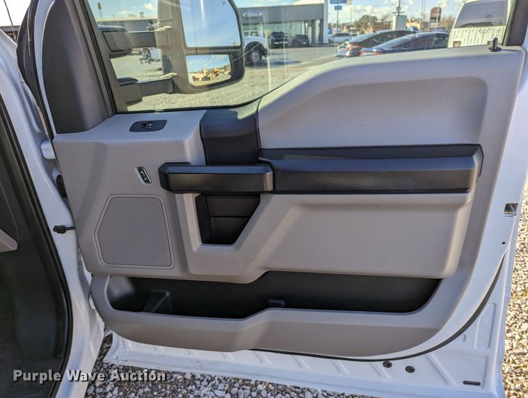 image for item LF9601 2018 Ford F350 Super Duty XL  Crew Cab flatbed pickup truck