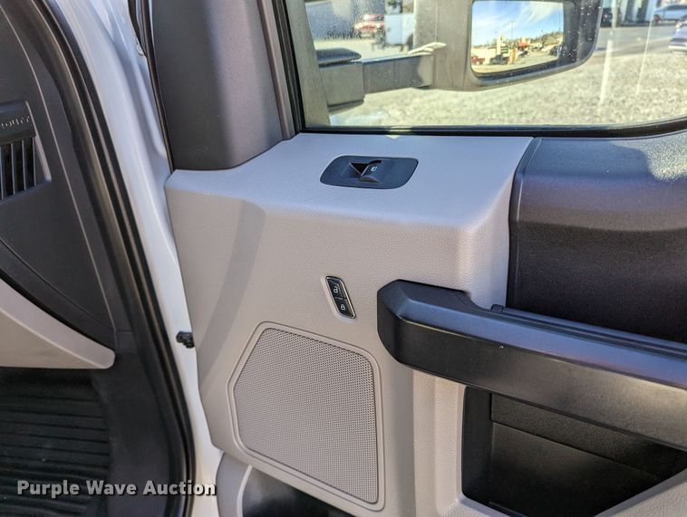 image for item LF9601 2018 Ford F350 Super Duty XL  Crew Cab flatbed pickup truck