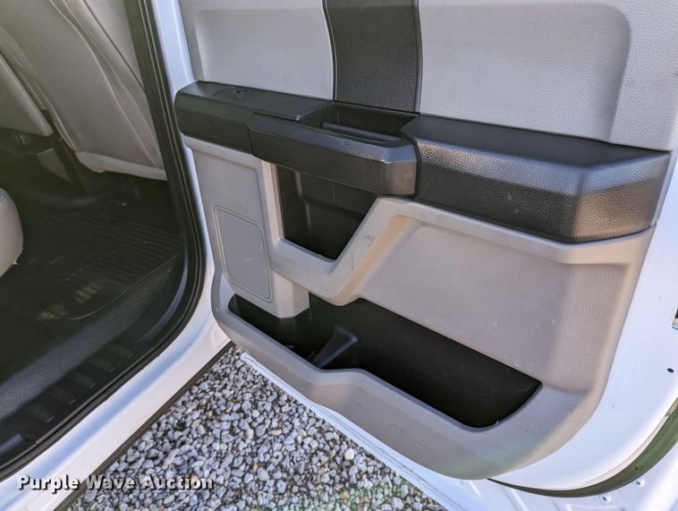 image for item LF9601 2018 Ford F350 Super Duty XL  Crew Cab flatbed pickup truck