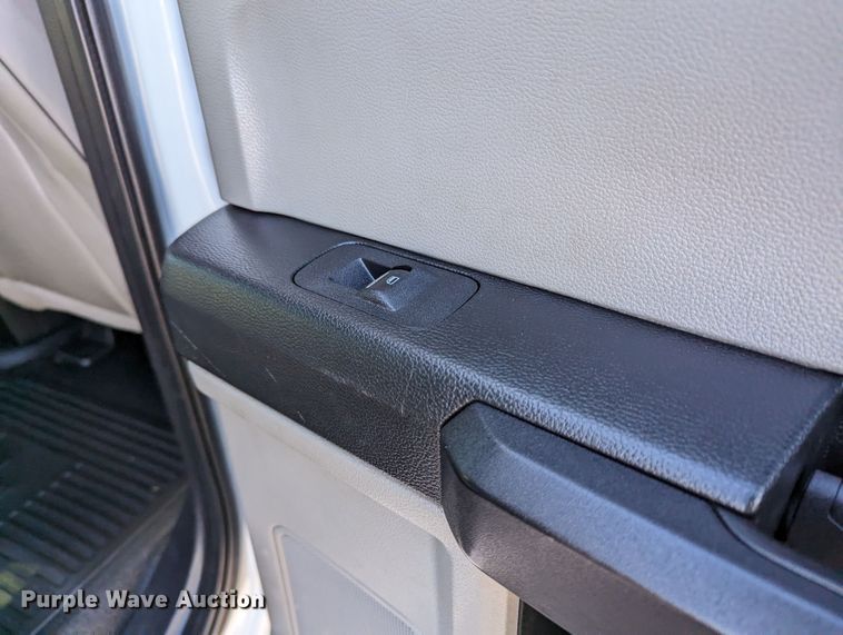 image for item LF9601 2018 Ford F350 Super Duty XL  Crew Cab flatbed pickup truck